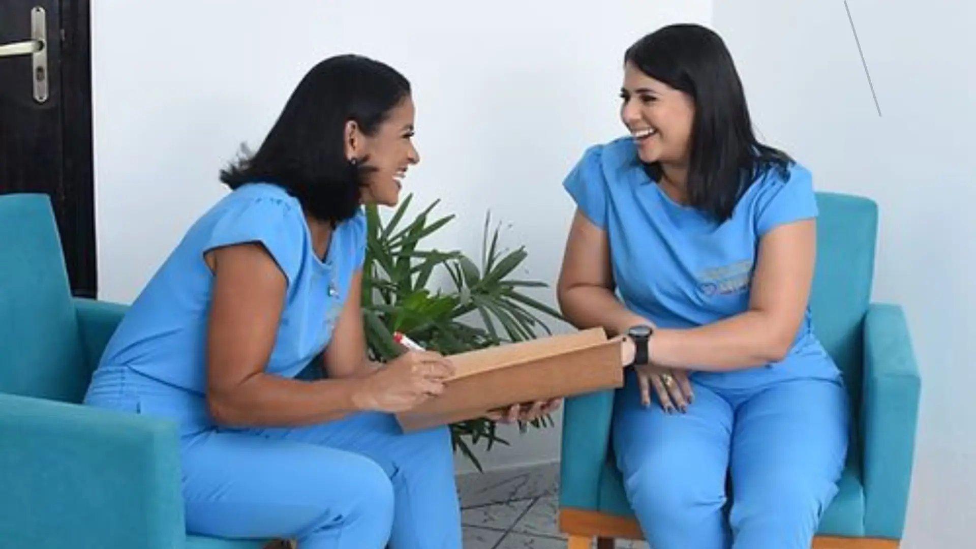 fisioterapeuta Conce Silva e a terapeuta ocupacional Camila Rodrigues